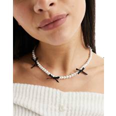ASOS DESIGN – Choker-halsband med fuskpärlor och svarta rosetter-Vit/a - No Size