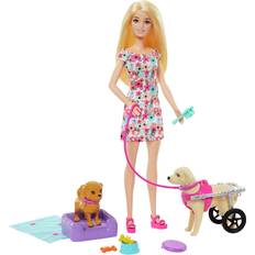 Barbie Hundar Dockor & Dockhus Barbie med två hundar och husdjurstillbehör, en hund i löstagbar rullstol med rullande hjul, set med mer än tio delar, HTK37