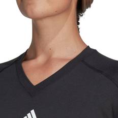 Adidas Dam - Långa kjolar - Svarta - Återvunnet material T-shirts adidas AEROREADY Train Essentials Minimal Branding V-Neck Tee Black