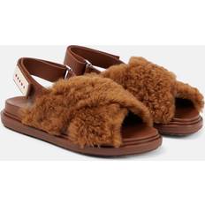 Marni Sandaler Marni Fussbett shearling sandals brown