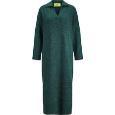 Enfärgade - Långa klänningar - Rosa JJXX – Mörkgrön, stickad maxi-tröjklänning med pikékrage-Grön/a