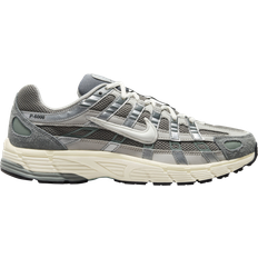 Nike Herr - Silver Sneakers Nike P-6000 M - Flat Pewter/Light Iron Ore/Metallic Silver/White